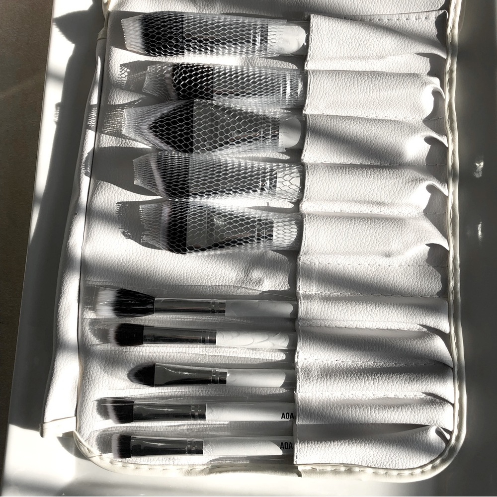 🌷SOLD🌷 Brand New 10-Piece Sculpting Brush Set + Roll